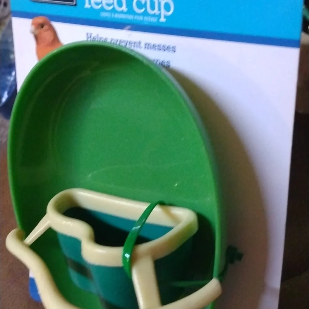 Cage mounted Feed cup